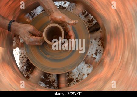 19 dicembre 2019, Bhimthadi Jatra, Pune, India, Potter at Work, gettando la ruota del vasaio e modellando vaso di ceramica e creta, pentola, vaso in pot Foto Stock