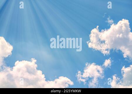 Spazio vuoto sul bel cielo estivo con fasci di luce dall'alto, spazio vuoto nella parte centrale dell'immagine e paesaggio nuvoloso è sotto. Foto Stock