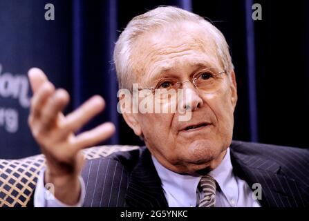 File photo datato 22 febbraio 2011 dell'ex Segretario alla Difesa degli Stati Uniti Donald Rumsfeld partecipa a una discussione sul suo libro recentemente pubblicato 'conosciuto e sconosciuto: Un ricordo' alla Heritage Foundation a Washington, DC, USA. Donald Rumsfeld, l'acerbico architetto della guerra in Iraq e un maestro giocatore del potere di Washington che ha servito come segretario americano per la difesa per due presidenti, è morto all'età di 88 anni. Foto di Olivier Douliery/ABACAPRESS.COM Foto Stock