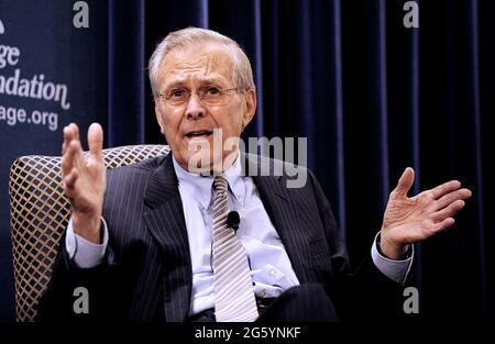 File photo datato 22 febbraio 2011 dell'ex Segretario alla Difesa degli Stati Uniti Donald Rumsfeld partecipa a una discussione sul suo libro recentemente pubblicato 'conosciuto e sconosciuto: Un ricordo' alla Heritage Foundation a Washington, DC, USA. Donald Rumsfeld, l'acerbico architetto della guerra in Iraq e un maestro giocatore del potere di Washington che ha servito come segretario americano per la difesa per due presidenti, è morto all'età di 88 anni. Foto di Olivier Douliery/ABACAPRESS.COM Foto Stock