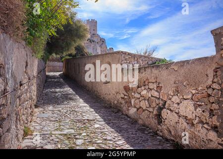 Ripido sentiero lastricato per l'Abbazia di Santa Maria a Mare nelle Isole Tremiti, Puglia (Italia). Foto Stock