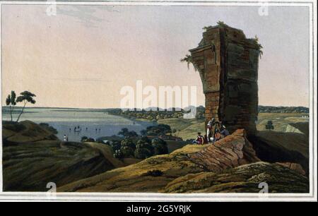 Vista dalle rovine del forte di Currah, Kara a nord-ovest di Allahabad sul fiume Gange era un importante centro politico in India medievale, che declinò quando Akbar trasferì il centro del governo provinciale ad Allahabad nel 1583. Un forte in rovina e molte tombe rimangono della sua gloria precedente. I Daniells furono attratti dalle pittoresche rovine di questa porta, Che domina la composizione qui, mentre in lontananza si può vedere il loro pin budgerow, i loro mezzi di trasporto su e giù i fiumi, galleggianti sul fiume Gange. Sul fiume Gange, 1801 dal libro ' Oriental Foto Stock