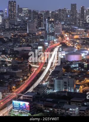 Bangkok, thailandia - 21 giu 2021 : Bangkok Downtown city scape nel quartiere degli affari con luci luminose e luminose di notte danno alla città uno stile moderno. S Foto Stock
