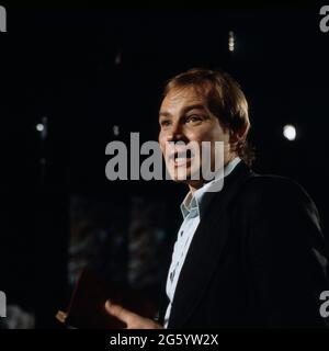 Klaus Maria Brandauer, Österreichischer Schauspieler, Filmschauspieler, Theaterdarsteller, Ensemblemitglied und Regisseur am Wiener Burgtheater, hier bei einer Lesung, circa 1973. Attore austriaco, attore cinematografico, membro dell'ensemble e regista al Vienna Burgtheater, qui a Reading, intorno al 1973. Foto Stock