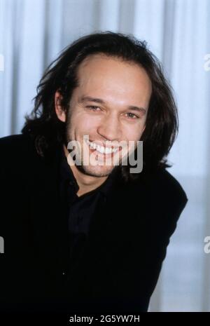 Vincent Perez, Schweizer Schauspieler, Regisseur, Drehbuchautor, Filmproduzent, Hier bei der Pressekonferenz zum Film: Il Crow 2, Città degli Angeli, darin spielt er die Rolle des Ashe Corven, Ritratto 1996. Vincent Perez, attore, regista, sceneggiatore e produttore svizzero di film, qui alla conferenza stampa del film: The Crow 2, ritratto 1996. Foto Stock