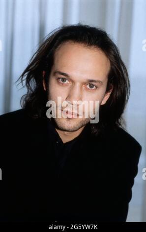 Vincent Perez, Schweizer Schauspieler, Regisseur, Drehbuchautor, Filmproduzent, Hier bei der Pressekonferenz zum Film: Il Crow 2, Città degli Angeli, darin spielt er die Rolle des Ashe Corven, Ritratto 1996. Vincent Perez, attore, regista, sceneggiatore e produttore svizzero di film, qui alla conferenza stampa del film: The Crow 2, ritratto 1996. Foto Stock