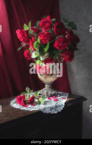 Ancora in vita con bouquet di rose di magenta Foto Stock