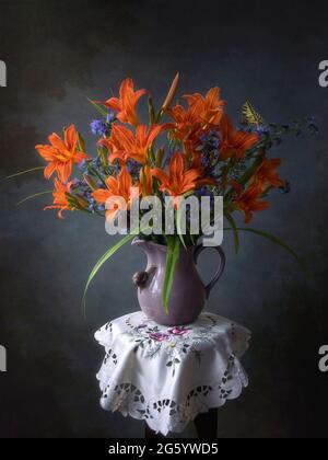 Ancora vita con bouquet di fiori estivi Foto Stock