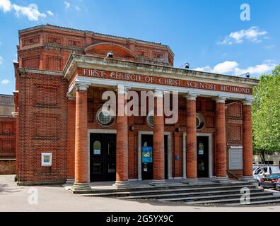 First Church of Christ, Scientist, Sheen Rd, Richmond, Londra, Regno Unito; costruito tra il 1939 e il 1953 da W. Braxton Sinclair. Mattoni rossi con dettagli barocchi Foto Stock