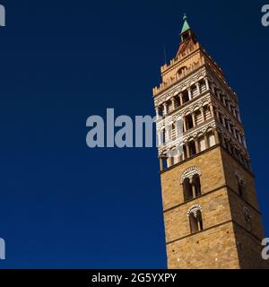 Duomo di Pistoia campanile medievale, un punto di riferimento della città, eretto nel 12 ° secolo (con spazio di copia) Foto Stock