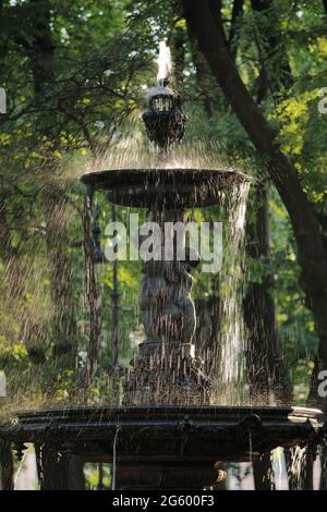 Una delle fontane nel giardino Rumyantsev a San Pietroburgo, Russia, in una giornata estiva. Le fontane sono state realizzate su progetto dell'architetto David Jensen nel 1867 Foto Stock