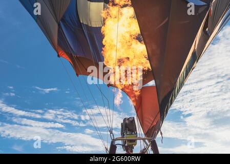 Pallone ad aria calda con fiamma. Closeup.hot mongolfiera come si prende in un'avventura sulla terra.primo piano di aria calda mongolfiera bruciatore a ora d'oro, o Foto Stock