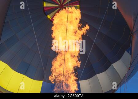 Pallone ad aria calda con fiamma. Closeup.hot mongolfiera come si prende in un'avventura sulla terra.primo piano di aria calda mongolfiera bruciatore a ora d'oro, o Foto Stock