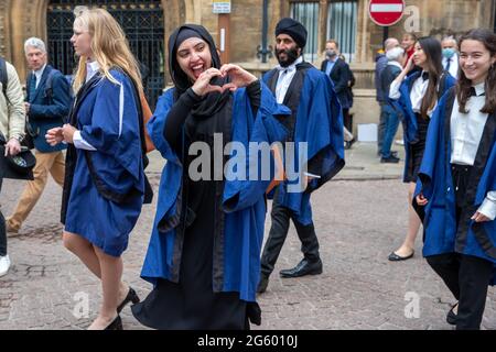 La foto del 30 giugno 2021 mostra gli studenti del Trinity College Cambridge nel giorno della laurea, che è tornato dopo la cancellazione della cerimonia l'anno scorso a causa della pandemia di Coronavirus. Gli studenti vestiti di abiti neri durante le tradizionali cerimonie di laurea dell'Università di Cambridge, dopo essere stati annullati l'anno scorso a causa della pandemia di Coronavirus. Gli studenti hanno sfilato nella storica Camera del Senato per raccogliere i loro diplomi dalla prestigiosa università. La famiglia e gli amici normalmente guardavano la cerimonia all'interno della Camera del Senato, ma quest'anno dovevano aspettare all'esterno a causa di Foto Stock