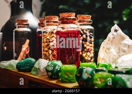 Immagine di una raccolta di flaconi con tappo in vetro con ingredienti magici Foto Stock