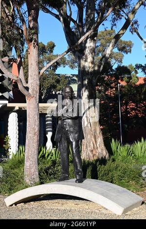 Statua di Sir John Monash all'Università di Monash, recentemente ricollocata in un luogo vicino al nuovo edificio della Cancelleria Foto Stock
