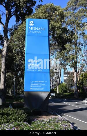 L'insegna della Monash University sulla Research Way, che segna l'ingresso occidentale del Clayton Campus Foto Stock