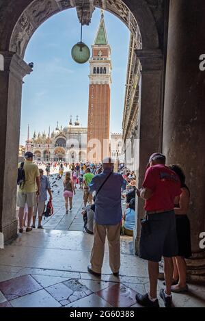 Sotto l'arco che si affaccia su San Marco, il Campanile di San Marco sulla Piazza San Marco a Venezia Foto Stock