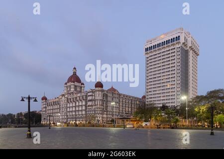 Una vista di prima mattina dell'Hotel Taj Mahal Palace, un hotel di lusso situato a Colaba a Mumbai Maharashtra India il 2 aprile 2021 Foto Stock