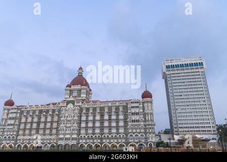 Una vista di prima mattina dell'Hotel Taj Mahal Palace, un hotel di lusso situato a Colaba a Mumbai Maharashtra India il 2 aprile 2021 Foto Stock