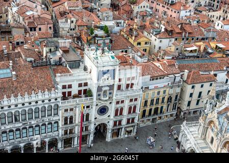 Un'alta veduta della Torre dell'Orologio costruita nel XV secolo con l'arco che conduce al quartiere dello shopping delle Mercerie Foto Stock