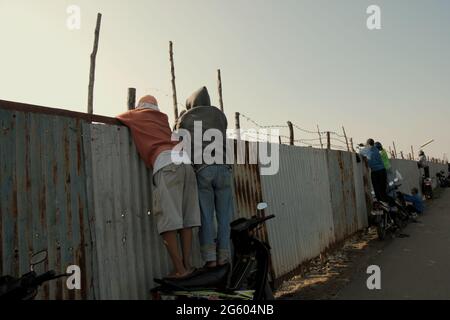 Pescatori ricreativi in piedi su motociclette per pescare su un laghetto situato in un'area chiusa nella zona costiera di Giacarta. Giacarta, Indonesia. Foto Stock