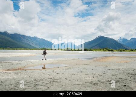 Una passeggiata turistica Glenorchy passerella con montagne tra le nuvole, Glenorchy, Isola del Sud Foto Stock