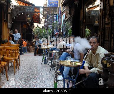 Shisha pipe fumo El Fishawy caffè nel vecchio Khan el Khalili bazar al Cairo, Egitto. Fumo tubo hookah Foto Stock