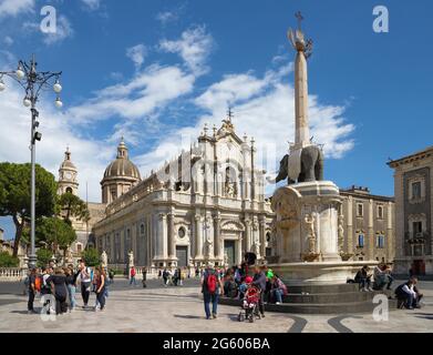 CATANIA, Italia - Aprile 8, 2018: la Basilica di Sant'Agata e la Chiesa della Badia di Sant'Agata con la piazza principale. Foto Stock