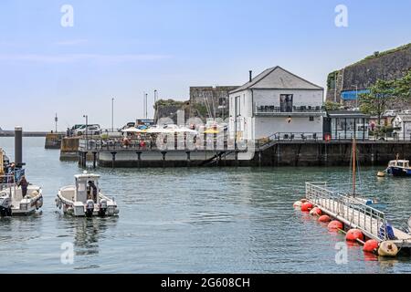 Con il blocco, le folle affollano caffè all'aperto e ristoranti come Pier Masters House a Phoenic Wharf, Plymouth Barbican. Aperto nel 2020 Foto Stock