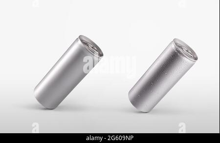 Set di una bottiglia di carbonato con una bevanda o alcool, una lattina con condensa d'acqua, isolata su sfondo. Mockup di contenitori in metallo con gocce per Foto Stock