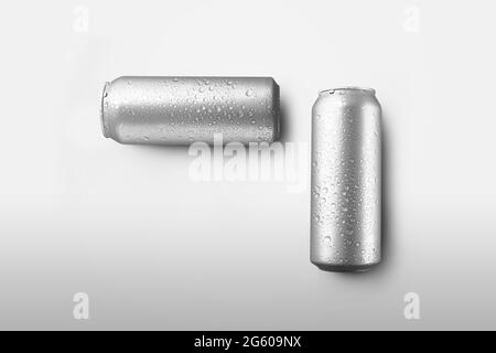 Set di lattine grandi con limonata o soda con condensa e gocce, su sfondo bianco con ombre. Mockup di una bottiglia di carbonato con un energeti Foto Stock