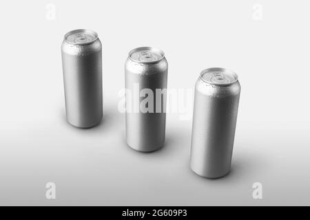 Contenitori di carbonato mockup con una bevanda e condensa su uno sfondo con ombre.Set di lattine di stagno in piedi in fila con gocce d'acqua, per la preparazione Foto Stock