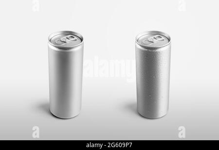 Sagoma di una bottiglia alta in stagno con condensa d'acqua, contenitori in metallo con bevanda rinfrescante, per la presentazione di design, disegno. Mockup al Foto Stock