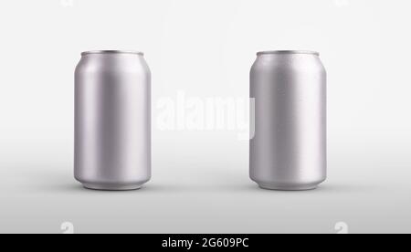 Modello di una piccola bottiglia in metallo con gocce d'acqua, per la presentazione del design. Stampo per lattina con condensa isolata su sfondo bianco. Se Foto Stock