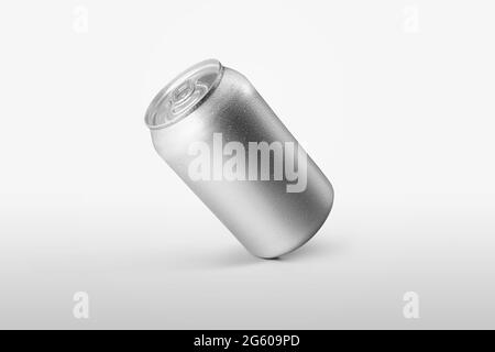 Sagoma di una piccola bottiglia di alluminio per limonata con condensa e gocce d'acqua. Lattina mockup per bevande alcoliche per la presentazione di design. Silve Foto Stock