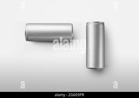 Modello per la presentazione di design di lattine con gocce d'acqua, un set di contenitori metallici di forma centrica con una bevanda rinfrescante e condensato.Mock Foto Stock