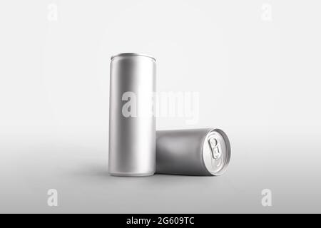 Mockup di lattine lunghe in metallo con una bevanda rinfrescante, contenitore in alluminio lucido per il design di presentazione. Dima di confezionamento in carbonato per succo, soda, iso Foto Stock