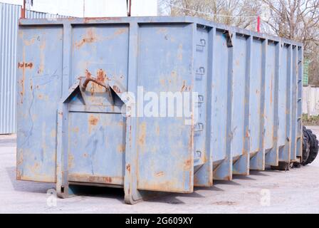 La costruzione completa discarica i detriti un contenitore dell'edificio Foto Stock