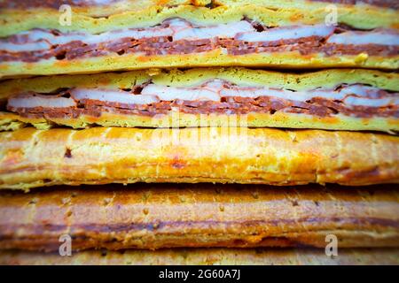 Gustoso spuntino spagnolo che è un tipo di pane con ripieno di carne. Foto Stock