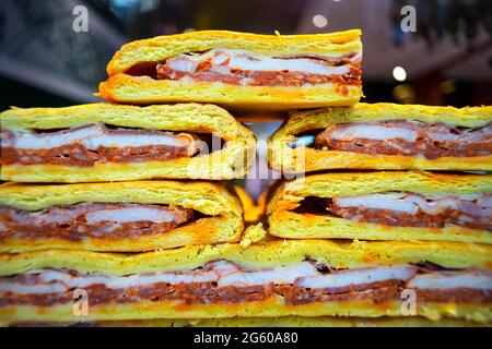 Gustoso spuntino spagnolo che è un tipo di pane con ripieno di carne. Foto Stock