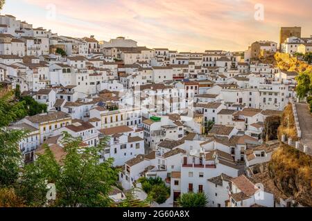 Architettura dipinta di bianco di Setenil de las Bodegas, Andalusia, Spagna Foto Stock