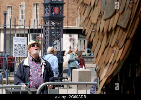 Un visitatore guarda l'angelo del coltello ad Hereford - la scultura alta circa 100,000 metri è realizzata con coltelli confiscati dallo scultore Alfie Bradley. Foto Stock