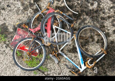 Hereford UK - vecchie biciclette arrugginite e canti stradali recuperati dal fiume Wye ad Hereford in attesa della rimozione giugno 2021 Foto Stock