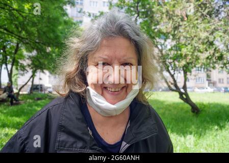 Sorridente anziano Donna primo piano Ritratto all'aperto in tempi Pandemici Foto Stock