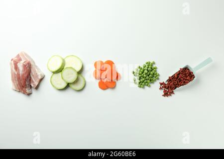 Concetto di alimenti biologici per animali domestici su sfondo bianco Foto Stock