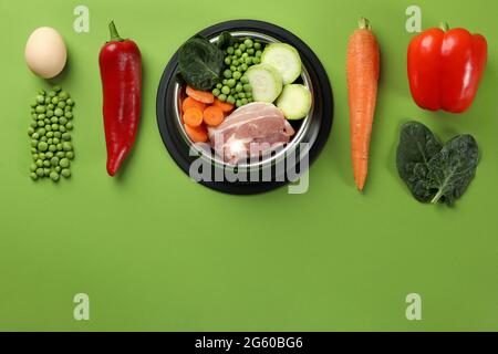 Concetto di alimenti biologici per animali domestici su sfondo verde Foto Stock