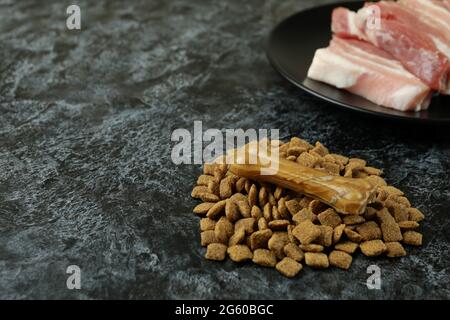 Concetto di cibo naturale per animali domestici su sfondo nero fumé Foto Stock