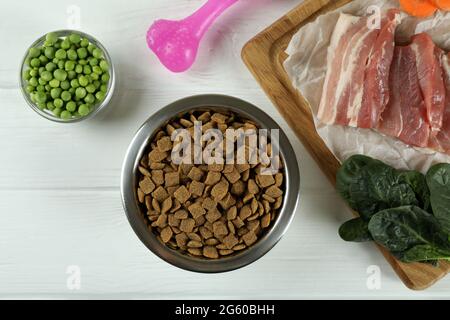 Concetto di alimenti biologici per animali domestici su sfondo di legno Foto Stock