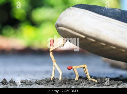 Matchstick arte fotografia utilizzato matchsticks per creare il carattere. Un uomo sta aiutando un altro impotente. Concetto di aiuto. Foto Stock